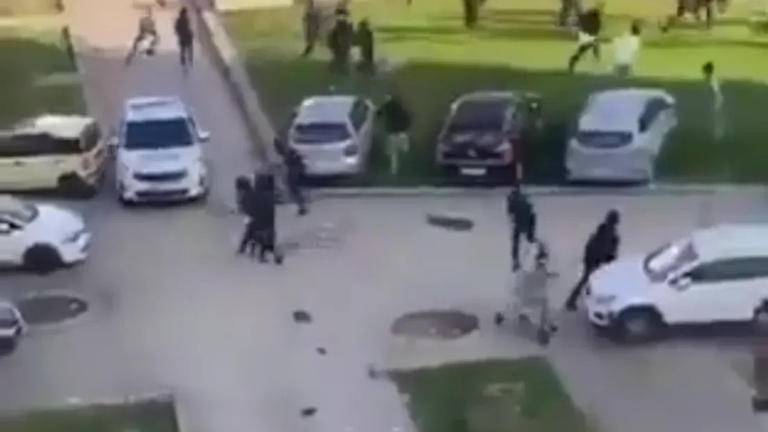 La Policía francesa huye de un barrio de Saint-Denis tras ser ataca por hordas de inmigrantes ilegales: «Aquí mandamos nosotros. No vais a entrar»