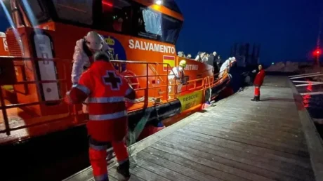 Salvamento Marítimo traslada una patera con 14 inmigrantes localizada a 56 kilómetros de Torrevieja (Alicante) - abril 2025