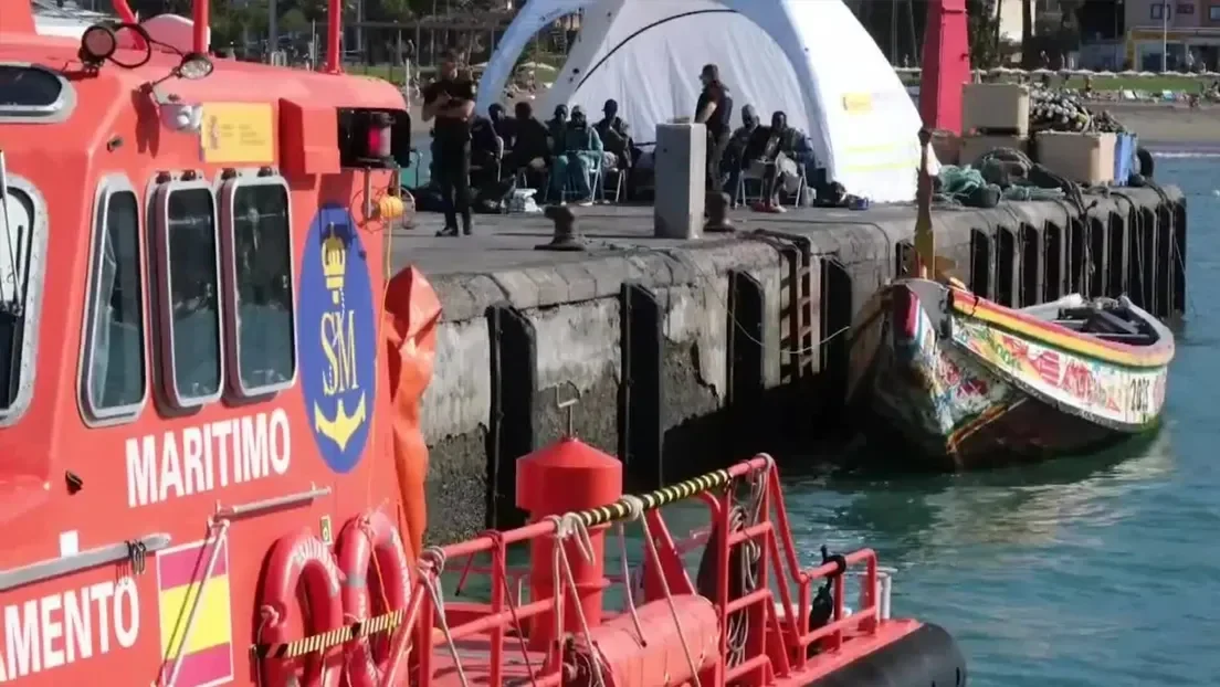 Localizado un cayuco con 68 inmigrantes subsaharianos a 5,1 millas de Punta Rasca y trasladado hasta Los Cristianos (Tenerife)