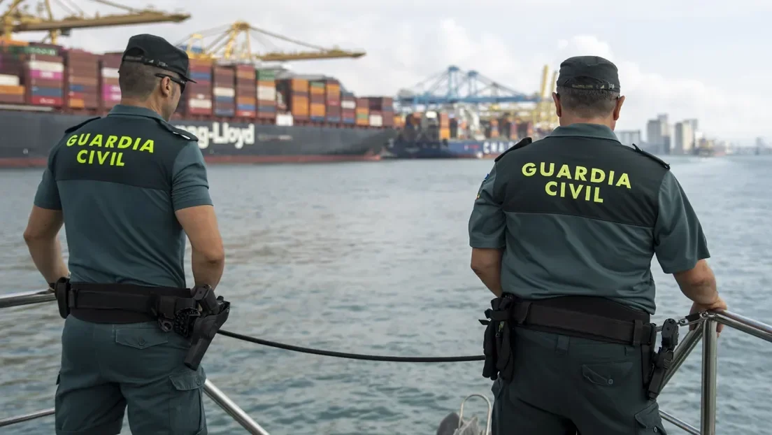 Un marinero marroquí supuestamente arrojado por la borda de un barco destroza el coche de su jefe en el Puerto de Palma de Mallorca