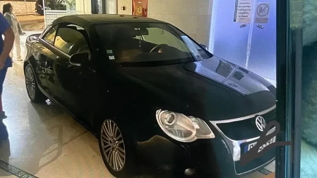 Un marroquí se mete descaradamente con su coche dentro de la sala de urgencias de un hospital de Vélez-Málaga