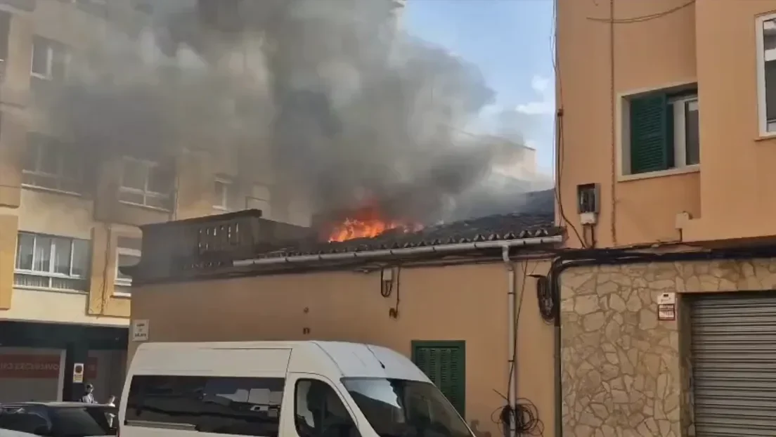Incendio en una casa ocupada ilegalmente por unos 20 inmigrantes argelinos moviliza a los servicios de emergencia en Palma de Mallorca