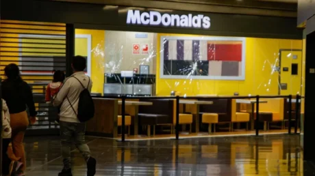 La Audiencia Nacional propone juzgar por terrorismo yihadista a un pakistaní que atacó con un hacha el McDonald's de Badalona - abril 2025