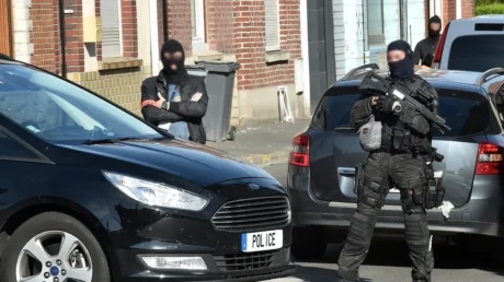 La Policía francesa detiene a tres yihadistas que planeaban un atentado terrorista con chalecos explosivos - abril 2025