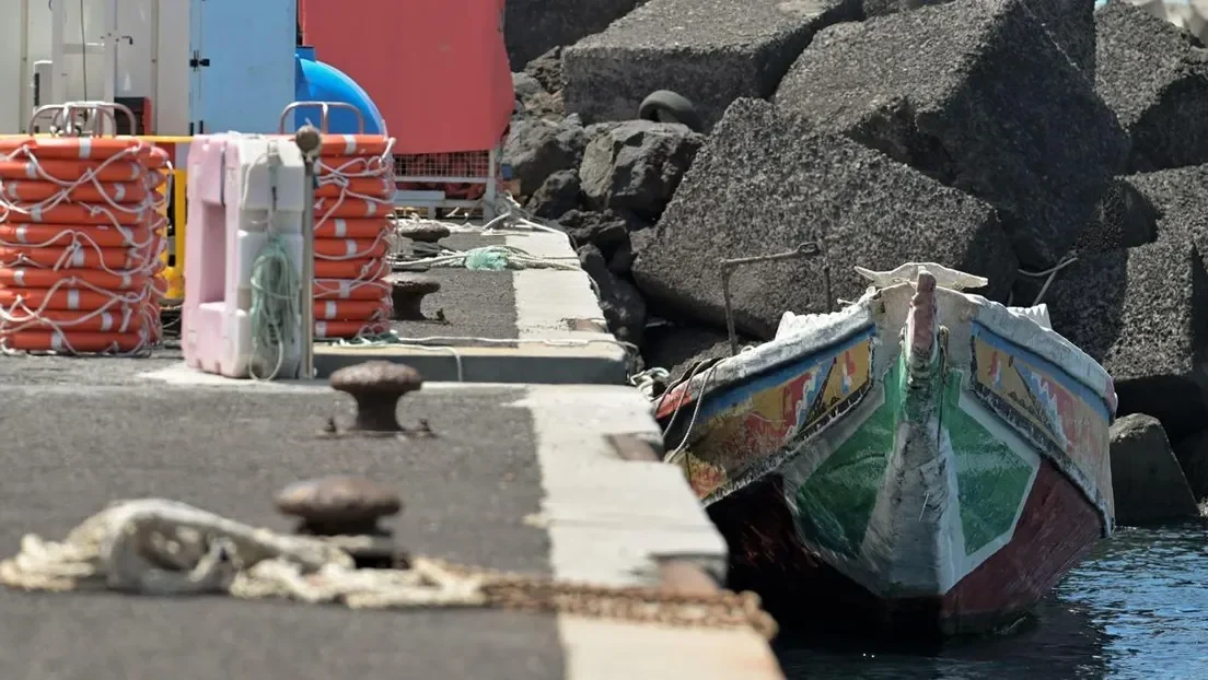 Cinco subsaharianos llegan a la isla de El Hierro en un cayuco en el que deberían haber viajado más de 100 inmigrantes