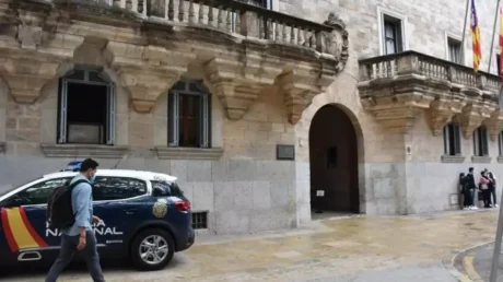 Piden nueve años de cárcel para tres inmigrantes argelinos por agredir sexualmente a una joven y robarle su móvil en Palma de Mallorca - abril 2025