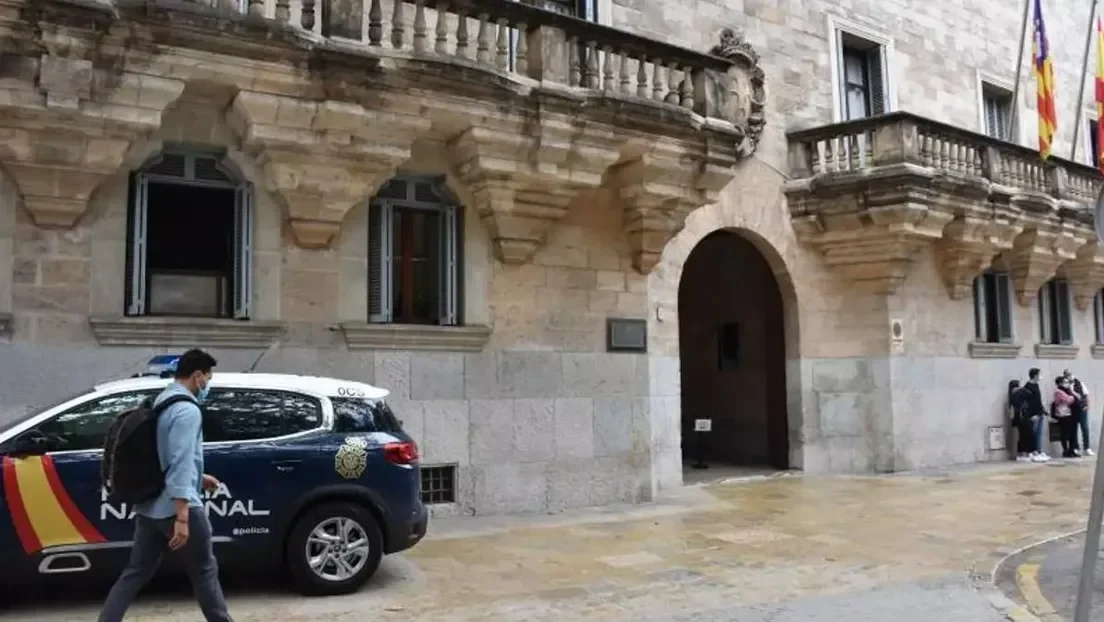 Piden nueve años de cárcel para tres inmigrantes argelinos por agredir sexualmente a una joven y robarle su móvil en Palma de Mallorca