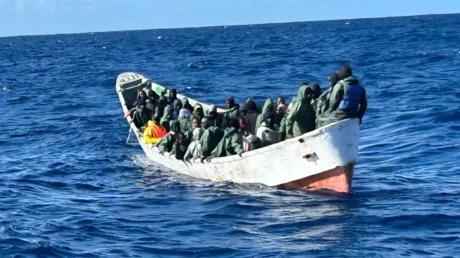 Un cayuco con 71 inmigrantes a bordo ha llegado este miércoles a la isla canaria de El Hierro - abril 2025