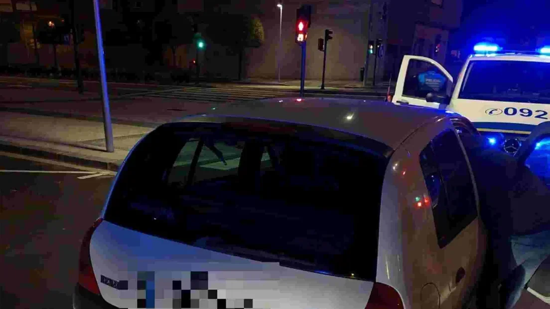 La Policía sorprende a dos marroquíes de 34 y 21 años robando en un vehículo en Pamplona y uno de ellos agrede a los agentes