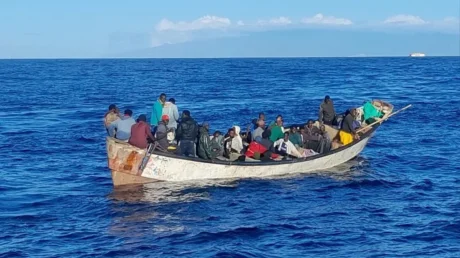 Llega un cayuco con 41 inmigrantes subsaharianos al muelle de Los Cristianos de Tenerife - abril 2025