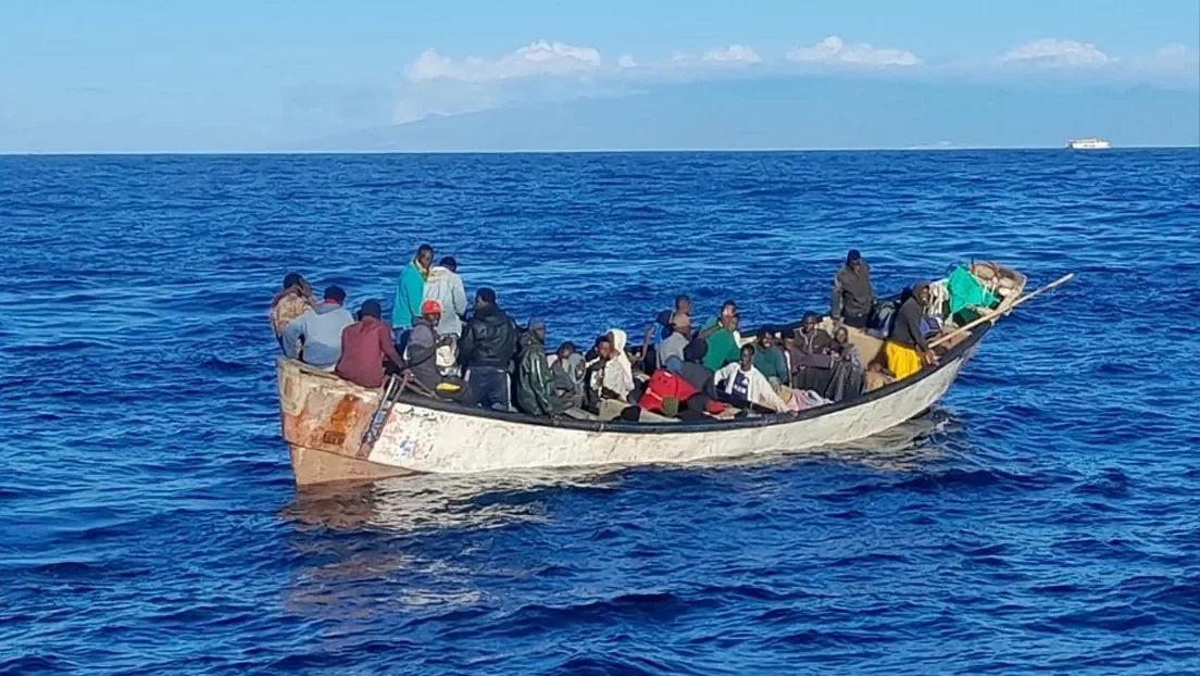 Llega un cayuco con 41 inmigrantes subsaharianos al muelle de Los Cristianos de Tenerife