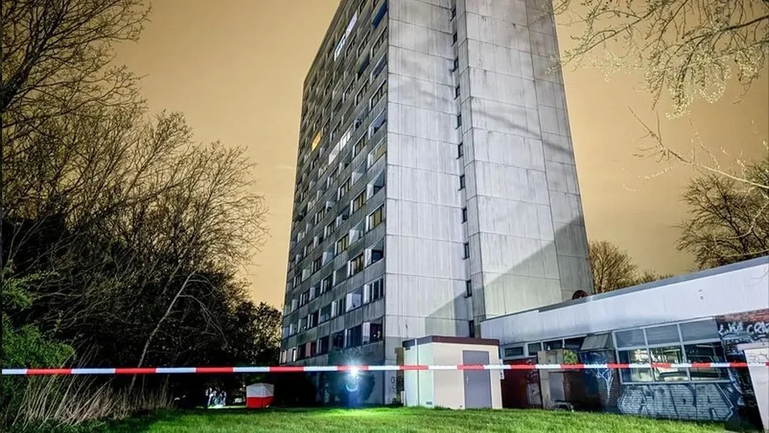 Detenidos cuatro inmigrantes sirios y una mujer iraquí por arrojar desde un octavo piso a un menor iraquí de 15 años en Hamburgo (Alemania)