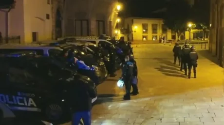 Detenidos tres inmigrantes con antecedentes por asaltar y lesionar a seis jóvenes y a dos policías en Oviedo - abril 2025