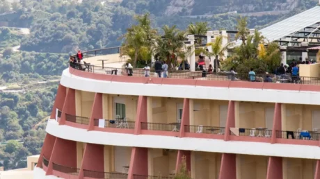 VOX denuncia el traslado de más de 100 inmigrantes ilegales a un hotel de cuatro estrellas en Ojén (Málaga) - abril 2025