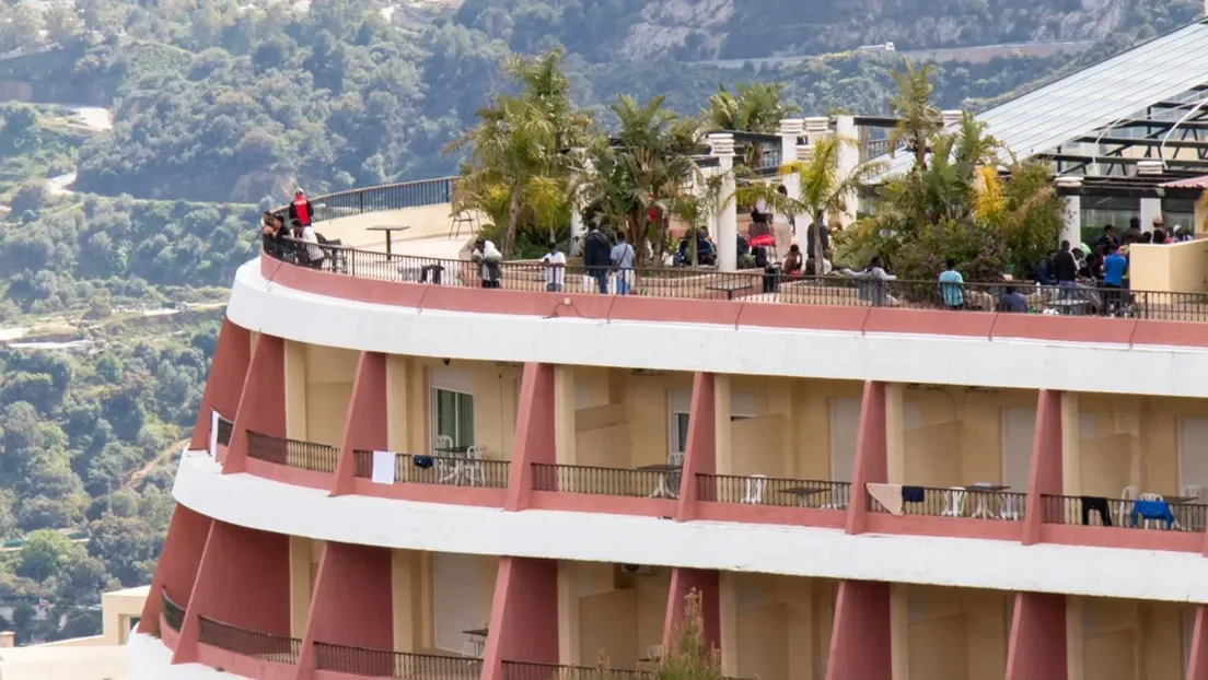 VOX denuncia el traslado de más de 100 inmigrantes ilegales a un hotel de cuatro estrellas en Ojén (Málaga)