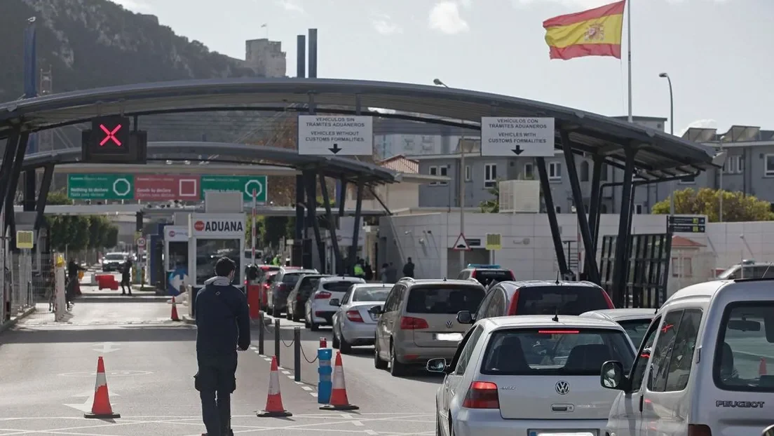 Detenidos dos marroquíes en La Línea de la Concepción cuando intentaban acceder a Gibraltar con más de 52.000 euros ocultos en el coche
