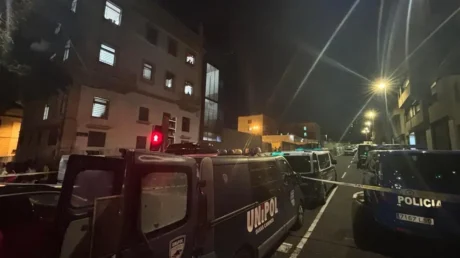 Los inmigrantes de un centro de acogida de Tenerife se atrincheran utilizando palos como barricadas - abril 2025