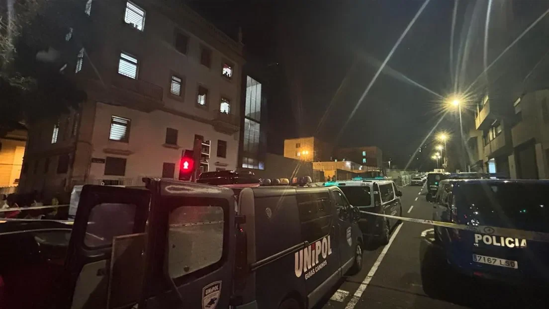 Los inmigrantes de un centro de acogida de Tenerife se atrincheran utilizando palos como barricadas