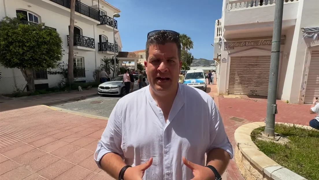 Desalojados del hotel de Carchuna (Granada) los más de 100 inmigrantes africanos tras la presión vecinal y política