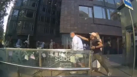 Un robo violento perpetrado por un individuo de origen magrebí afecta a una pareja de turistas en Barcelona - abril 2025