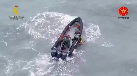 Dos inmigrantes magrebíes son hospitalizados tras ser rescatados por la Guardia Civil en aguas de Melilla - abril 2025