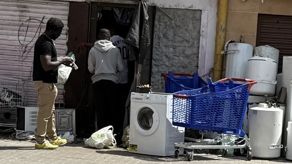 Tensión vecinal en Badalona por una vivienda de compraventa de material supuestamente robado donde los inmigrantes «campan a sus anchas»