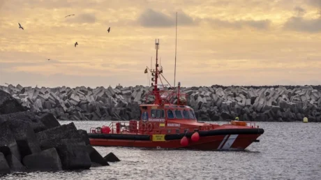 Localizada una patera neumática con tres inmigrantes magrebíes a dos millas de Arrecife (Lanzarote) - mayo 2025