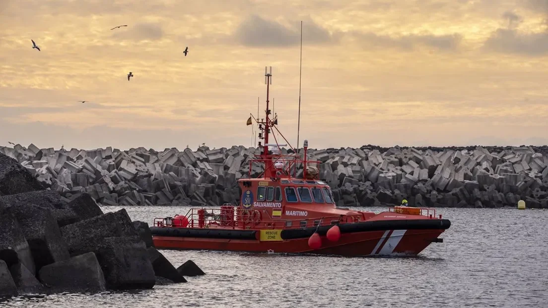 Localizada una patera neumática con tres inmigrantes magrebíes a dos millas de Arrecife (Lanzarote)