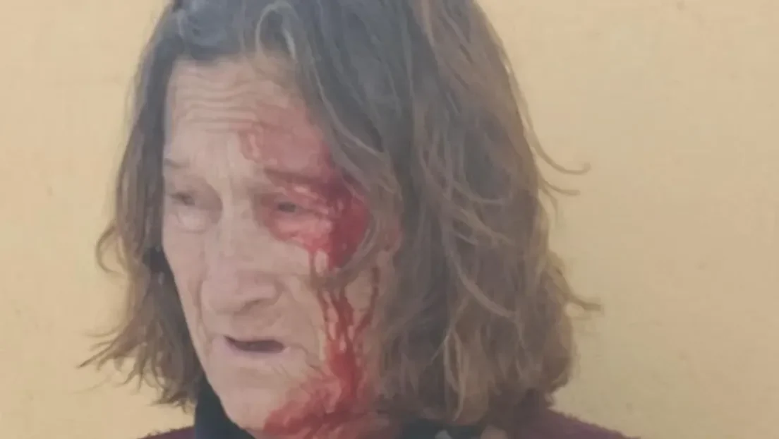 Dos menores marroquíes asaltan violentamente a una anciana en la entrada de su hogar en El Ejido (Almería) con el objetivo de robarle el bolso