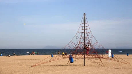 Detenido un inmigrante ilegal subsahariano por agredir sexualmente a una niña de 10 años en una playa de Valencia - mayo 2025