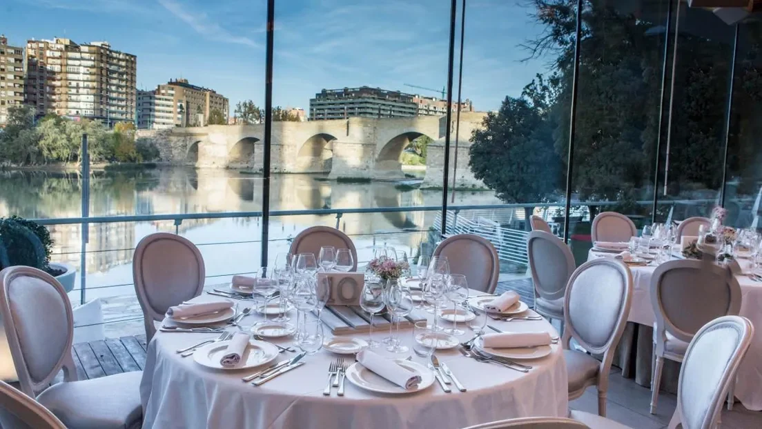 Detenidos un marroquí y un argelino por asaltar un restaurante náutico en Zaragoza con el método del 'alcantarillazo'