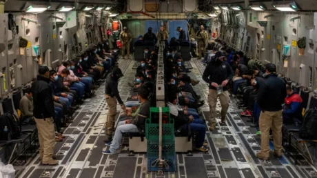 Donald Trump ofrece 1.000 dólares y vuelos gratis a los inmigrantes ilegales que se «autodeporten» - mayo 2025