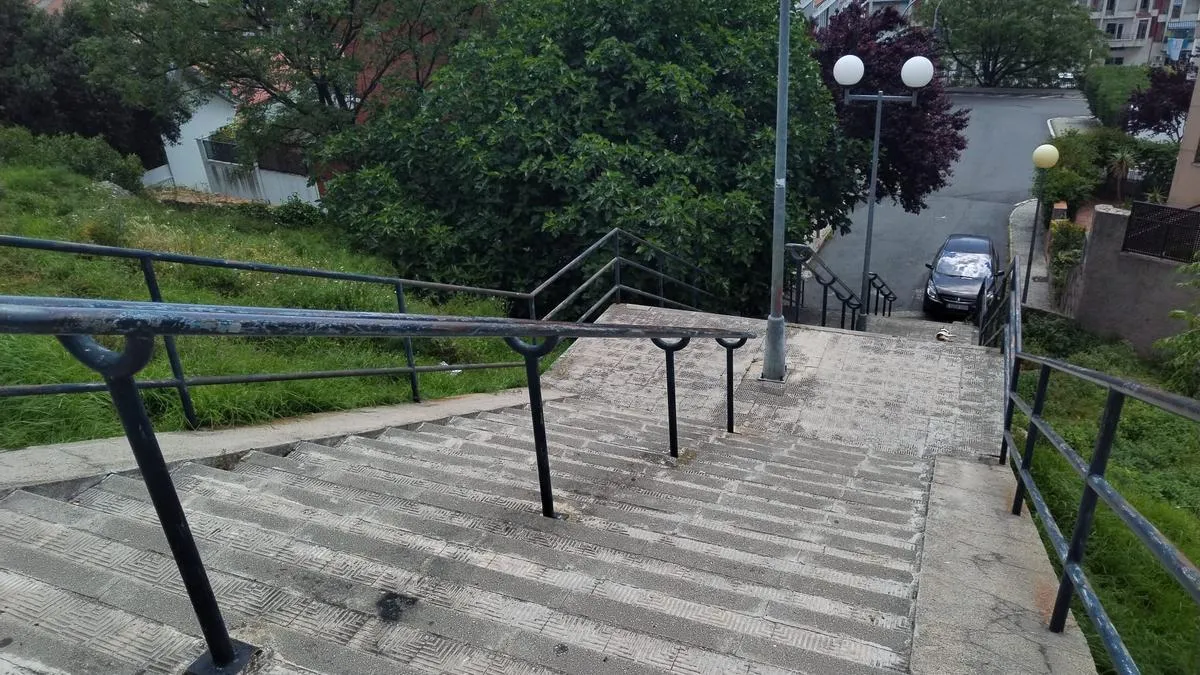 Un presunto magrebí tira a un vendedor de la ONCE por unas escaleras y le roba el dinero y los cupones en Plasencia