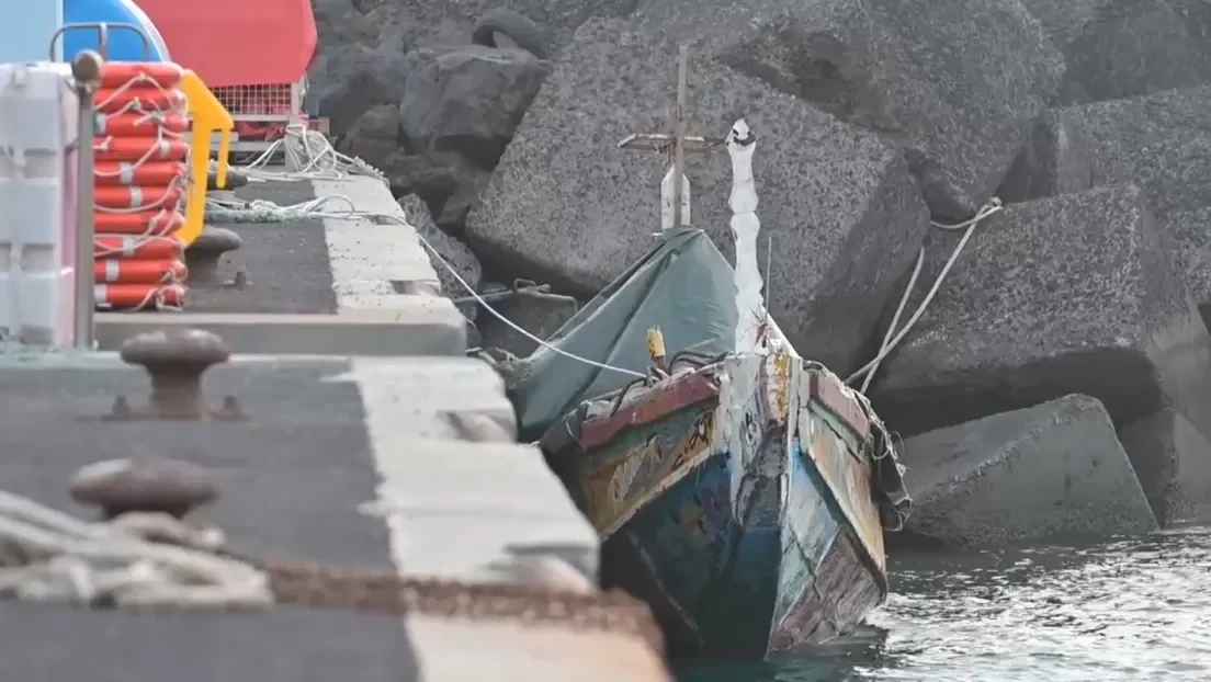 Llegan 37 inmigrantes a la isla canaria de El Hierro en un cayuco escoltado por Salvamento Marítimo