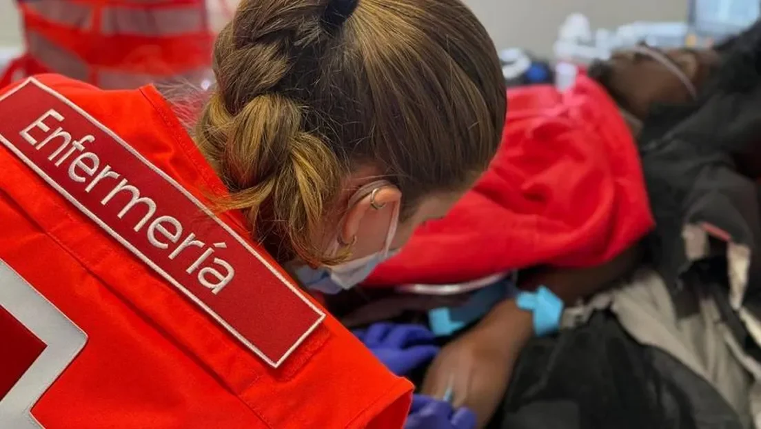 Salvamento Marítimo rescata a 16 inmigrantes subsaharianos y el cadáver de un fallecido a 62 millas de Alicante