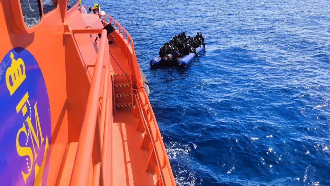 Localizan cuatro pateras con 155 subsaharianos y magrebíes y son trasladadas a Lanzarote y Gran Canaria por Salvamento Marítimo