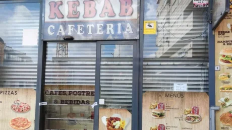 Clausuran un local de kebab en Lérida tras avistarse varios ratones entre el asador y la comida - mayo 2025