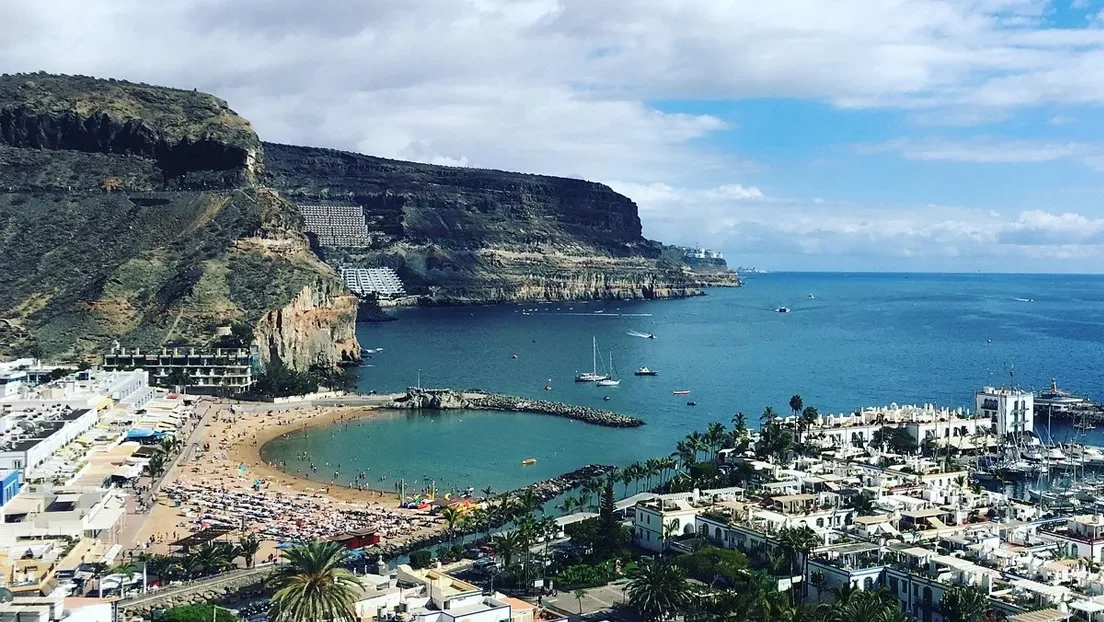 Los propietarios recuperan un edificio de apartamentos okupado por más de 100 individuos, la mayoría magrebíes, en Mogán (Gran Canaria)
