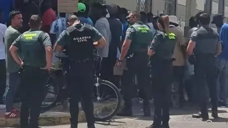 Subsaharianos llegados en patera a Canarias se concentran en el exterior de un hotel de Aguadulce (Almería) por problemas con el WiFi - mayo 2025