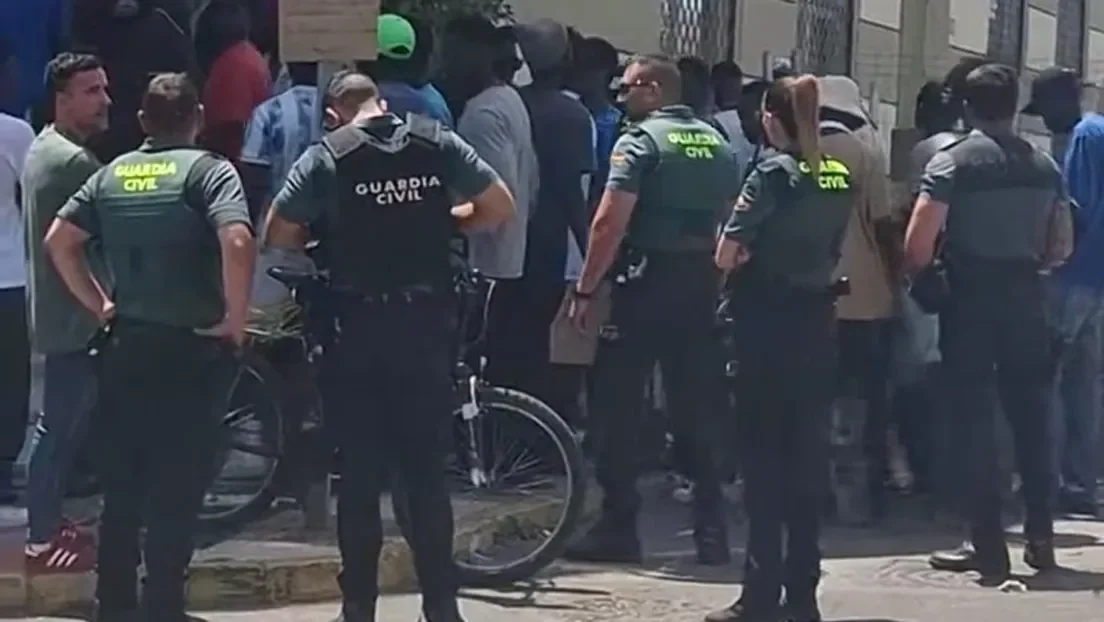 Subsaharianos llegados en patera a Canarias se concentran en el exterior de un hotel de Aguadulce (Almería) por problemas con el WiFi