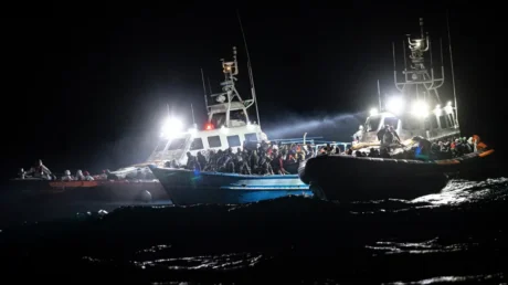 Casi 300 inmigrantes y tres cadáveres desembarcaron anoche en pateras en Lampedusa (Italia) tras pagar hasta 5.000 dólares cada uno - mayo 2025