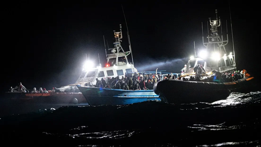 Casi 300 inmigrantes y tres cadáveres desembarcaron anoche en pateras en Lampedusa (Italia) tras pagar hasta 5.000 dólares cada uno