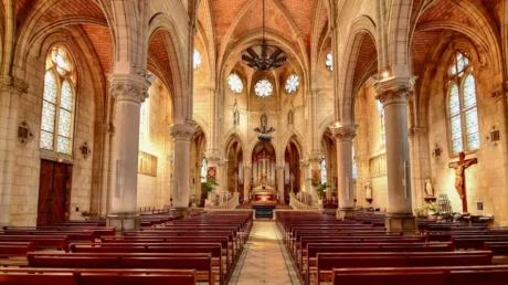 Diez individuos atacan a un sacerdote en Francia y amenazan con quemar la iglesia al grito de «Que te jodan, Jesús» y «Allahu Akbar» - mayo 2025