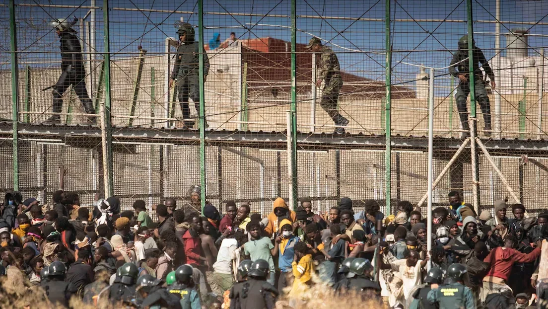 Herido un agente de la Guardia Civil al intentar detener un asalto de inmigrantes subsaharianos en la valla de Ceuta con Marruecos