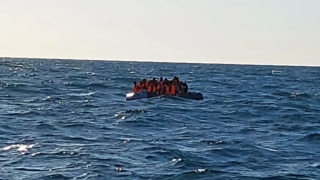 Localizada una patera neumática con 21 inmigrantes magrebíes en aguas de Trafalgar (Cádiz)