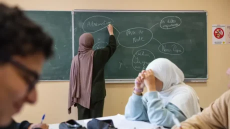 Cierran un centro de formación de idiomas en Francia por graves fallos de seguridad contra incendios y localizan carteles de islamismo radical - mayo 2025