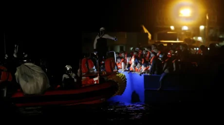 Localizan una patera a la deriva rumbo a Italia con dos niños de 3 y 4 años fallecidos por deshidratación - mayo 2025