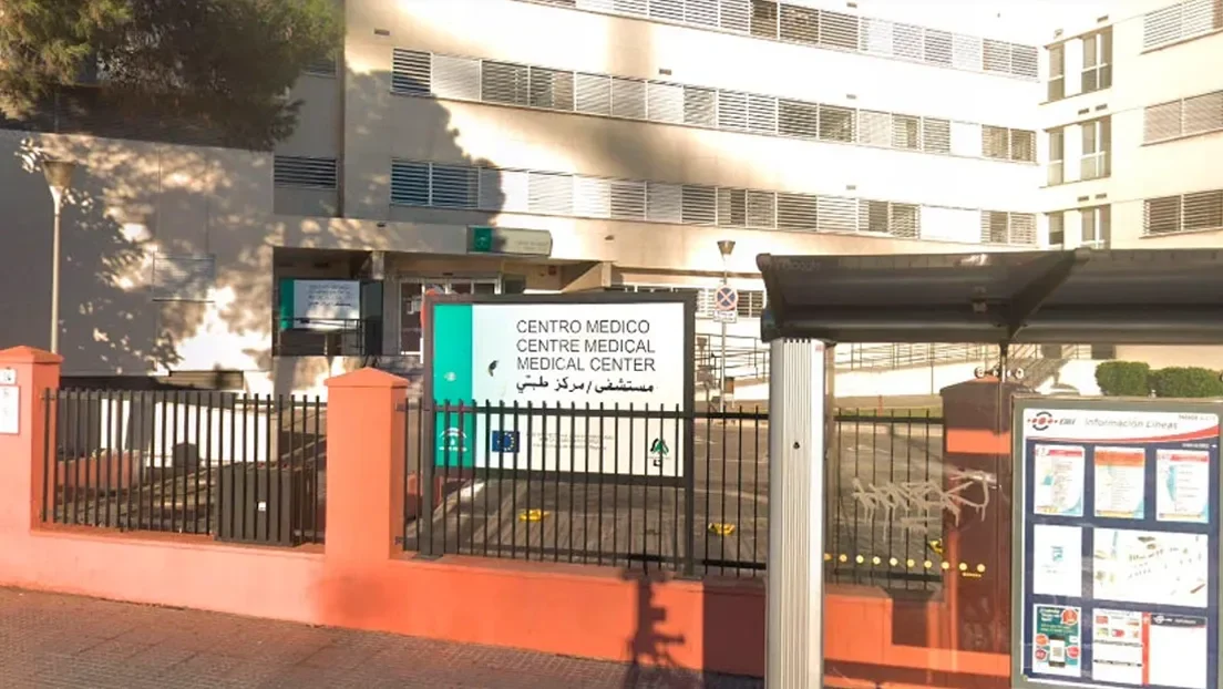 Dos trabajadores de limpieza salvan la vida de un inmigrante que intentó suicidarse en un centro de salud de Málaga