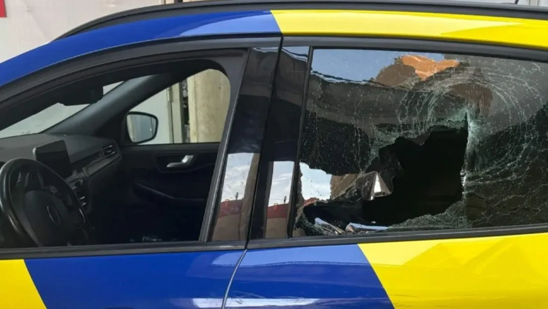 Detenido un violento magrebí en Terrassa por agredir a una agente y destrozar un coche patrulla