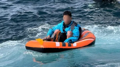 Localizan a un inmigrante magrebí en una barca hinchable de juguete en aguas de Tarifa y lo trasladan a Algeciras - mayo 2025
